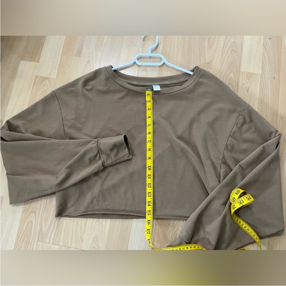 NEW without tags.  Long sleeve crop  . Brown . Size medium. - Picture 7 of 7
